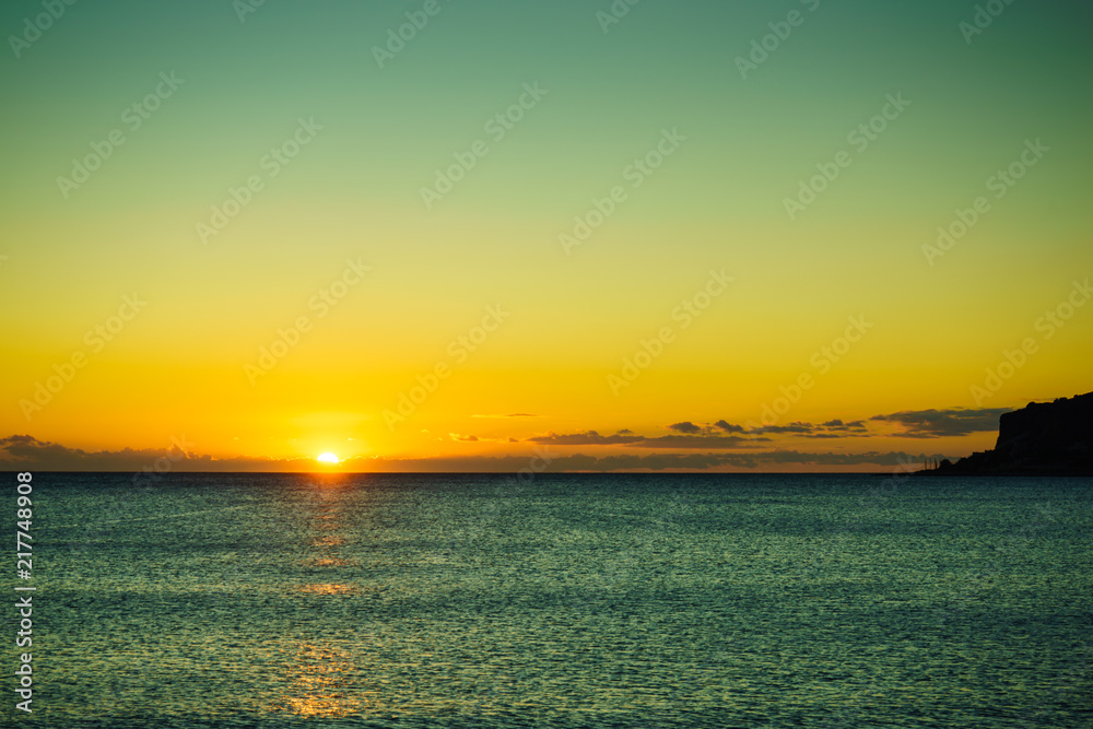 海面上的日落或日出