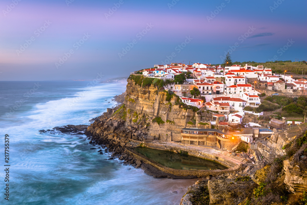 Azenhas Do Mar，葡萄牙海岸小镇黄昏天际线。