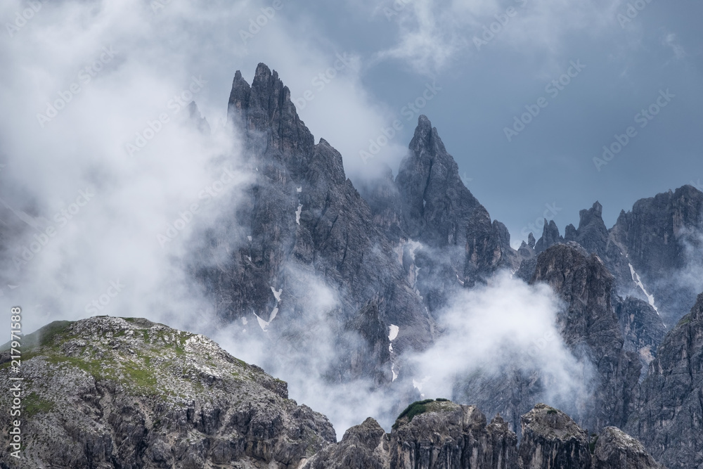 意大利多洛米蒂阿尔卑斯山全景。云中的山脊。美丽的风景