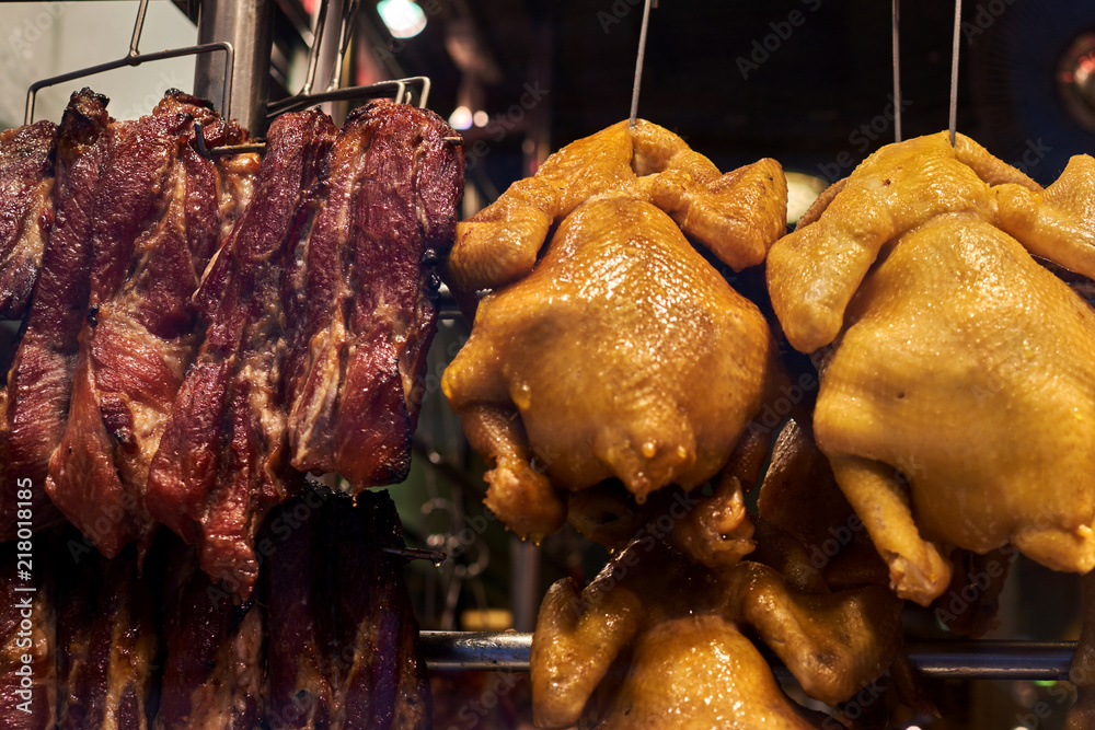 亚洲街头市场展示的烤鸭子/鸡肉。