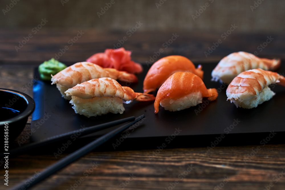 美食寿司背景。用筷子和酱油制作的生鱼片寿司特写。日本美食餐厅