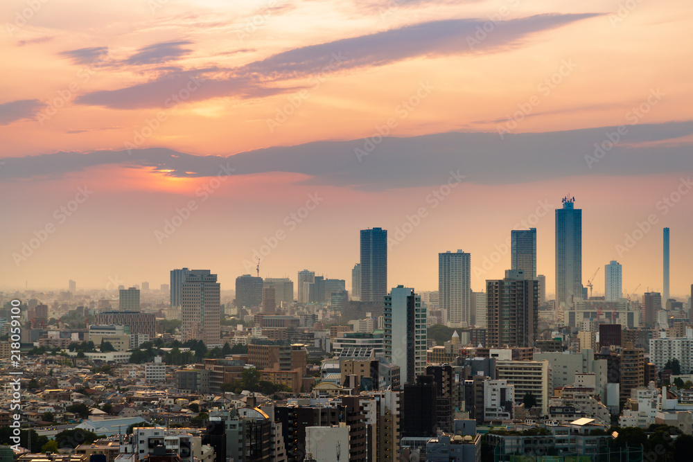 夕暮れの東京の街