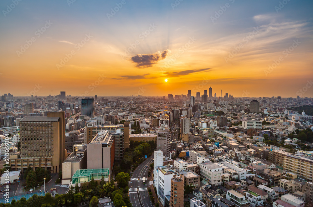 夕暮れの東京の街