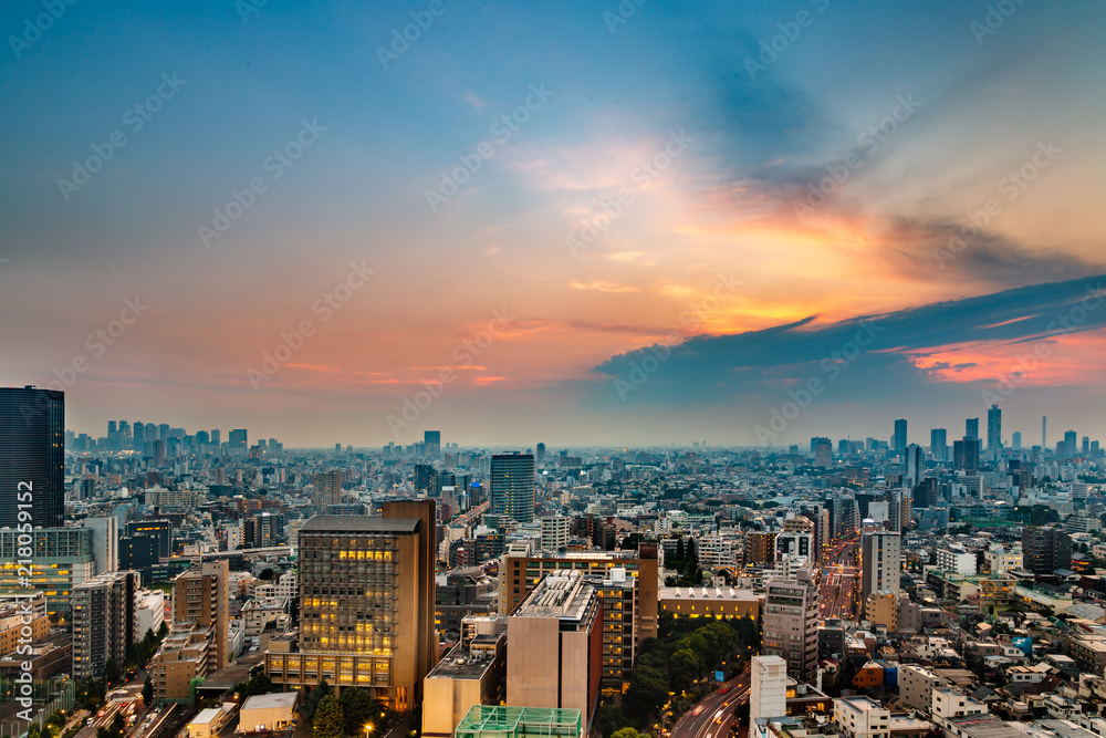 夕暮れの東京の街