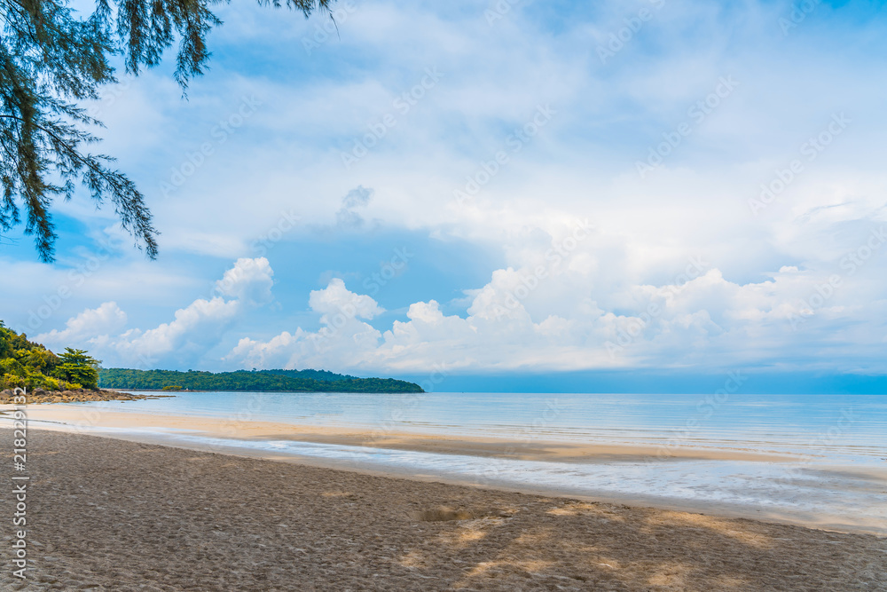 美丽的热带海滩蓝色海洋背景夏景阳光沙滩和海洋亚洲海滩泰国