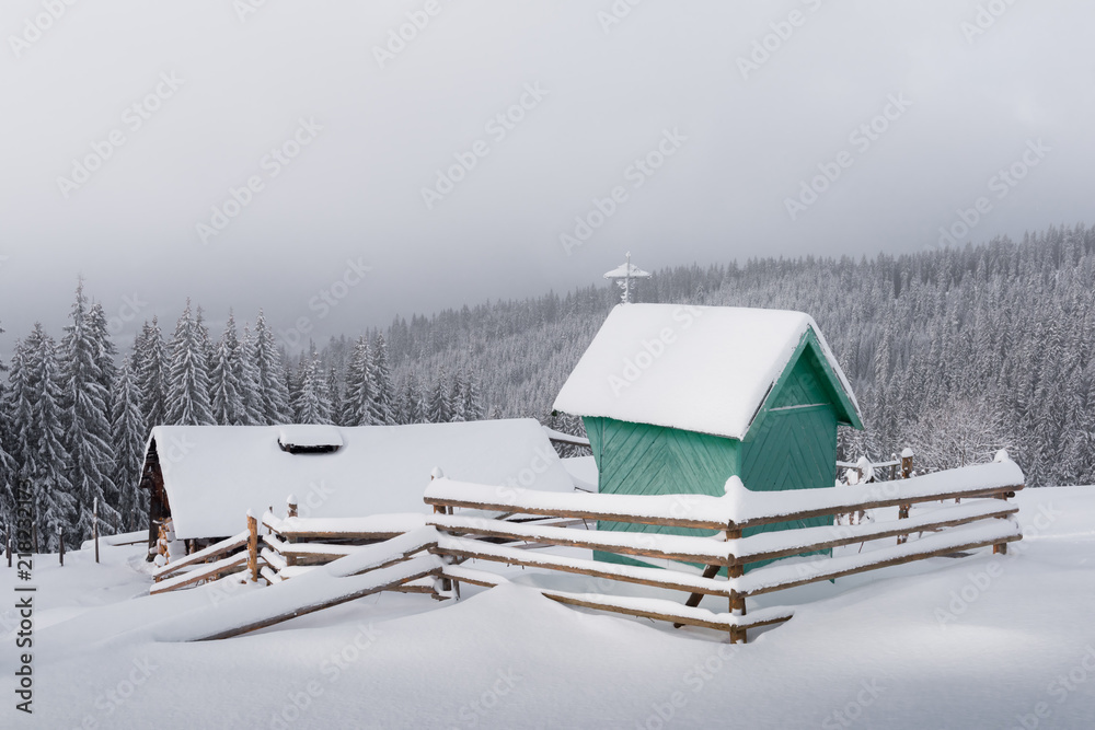 雪山木屋的奇妙冬季景观。圣诞假期概念。喀尔巴阡山