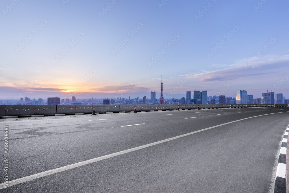 日本城市天际线的空柏油路