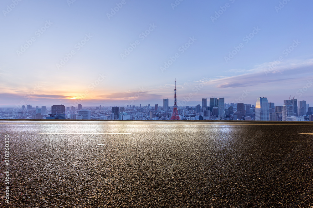 日本城市天际线的空沥青路