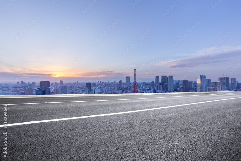 日本城市天际线的空柏油路