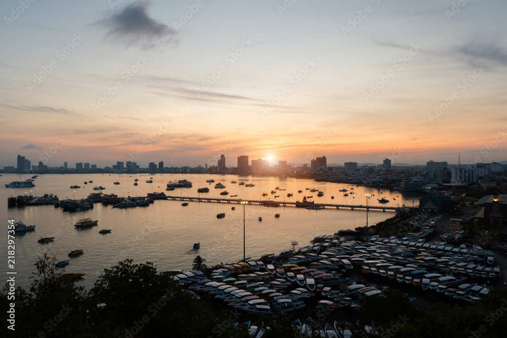 泰国芭堤雅黄昏时分的码头和摩天大楼。芭堤雅市以海上运动而闻名。