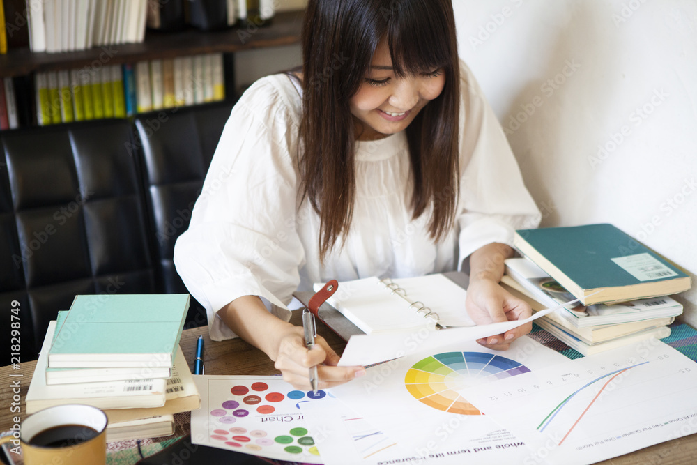 カラーコーディネーターの勉強をしている女性