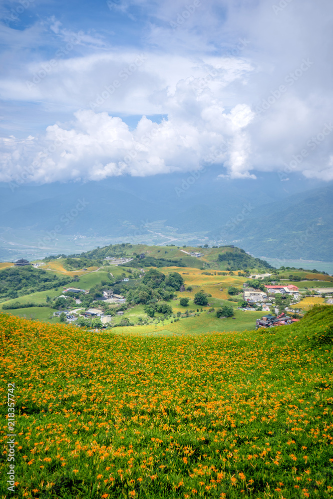 大和花莲东裂谷六石丹山（六十岩山）的采光山坡