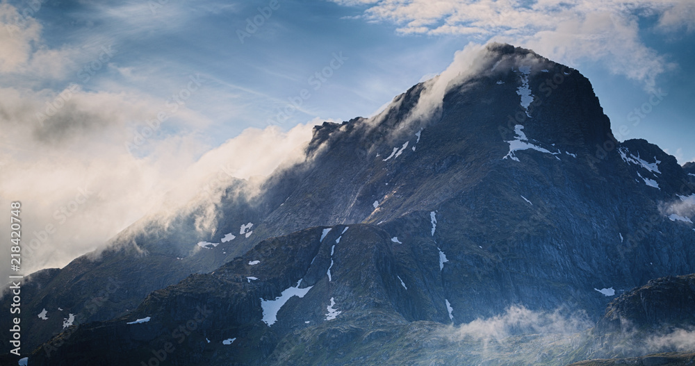 Hermannsdalstinden Mountaintop，Lofoten Islands，挪威