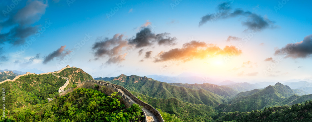 日落时美丽的中国长城，全景