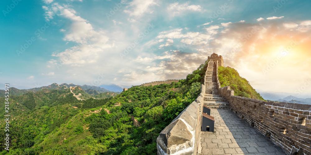 日落时美丽的中国长城，全景