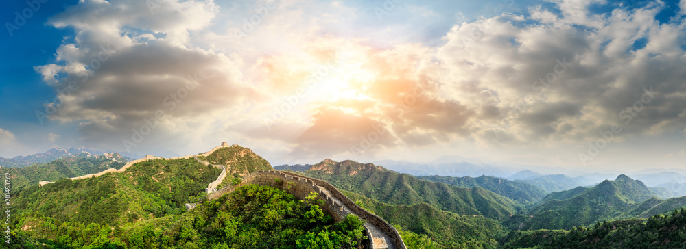 日落时美丽的中国长城，全景