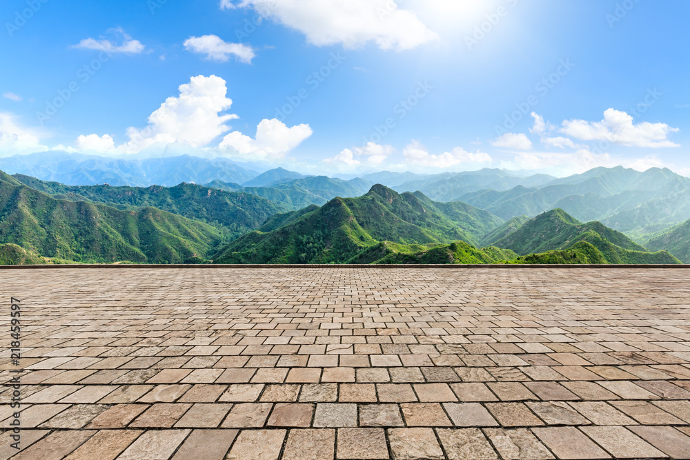 空旷的广场楼层和群山景象