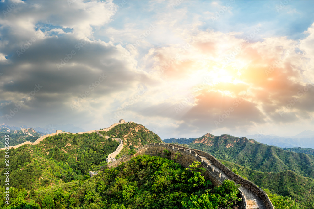 日落时美丽的中国长城，全景