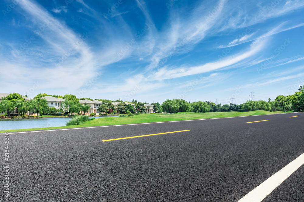 城市郊区的沥青道路和公寓楼场景