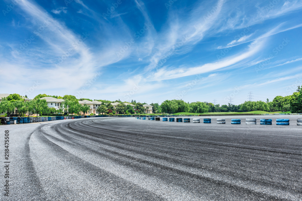 城市郊区的沥青道路和公寓楼场景