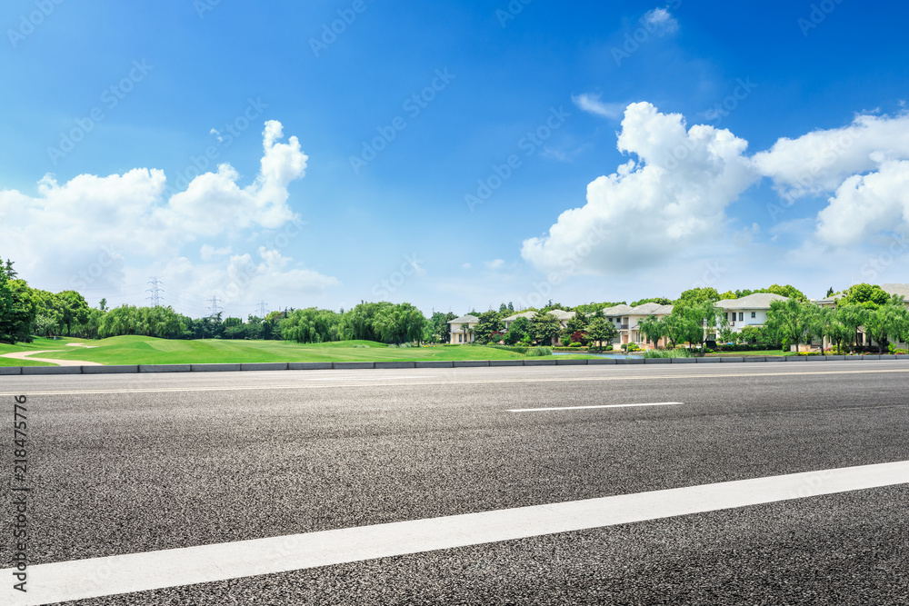 城市郊区的沥青道路和公寓楼场景