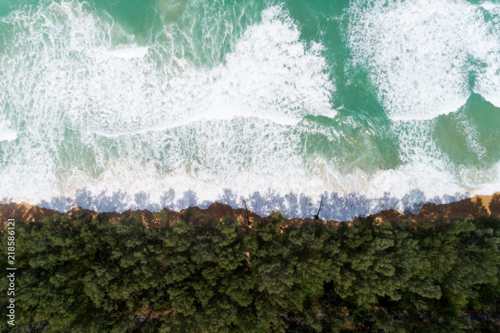 热带海洋，海浪拍打海滩，无人机拍摄。