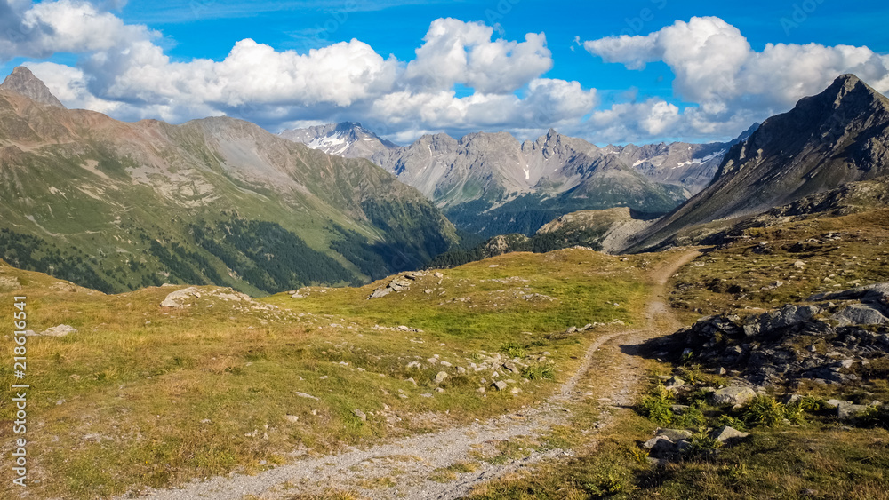 贝尔纳山口山顶的夜晚（海拔2328米）（意大利语：Passo del Bernina），一座高山