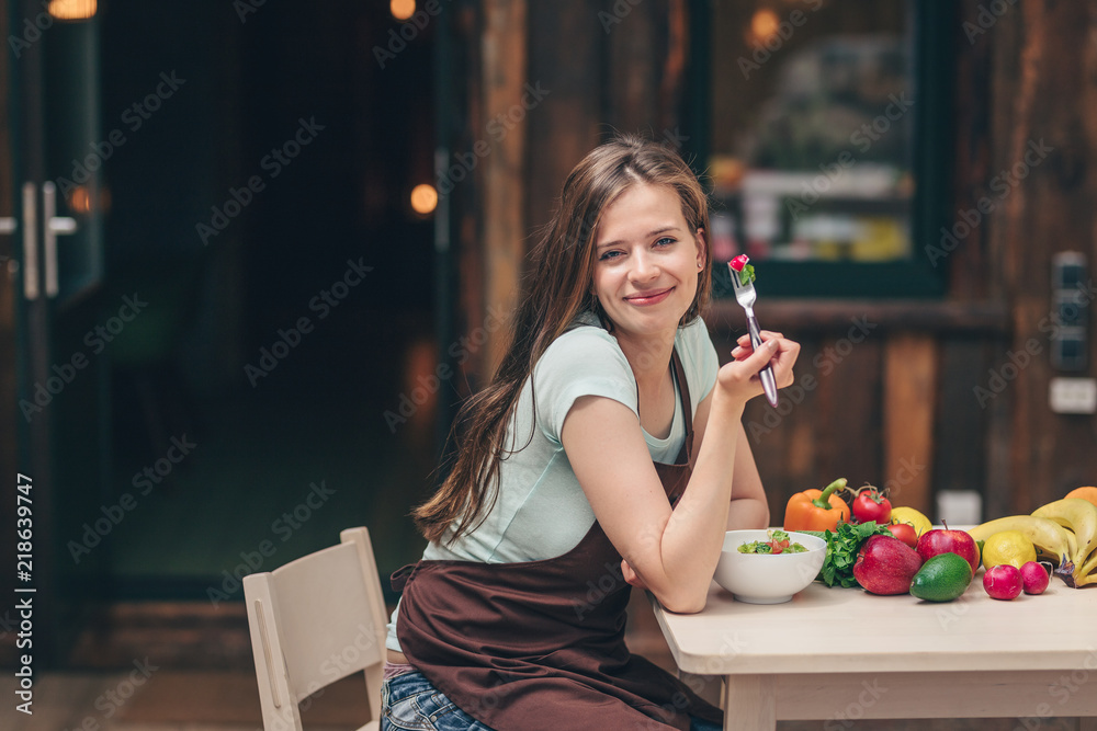 吃东西的年轻女孩