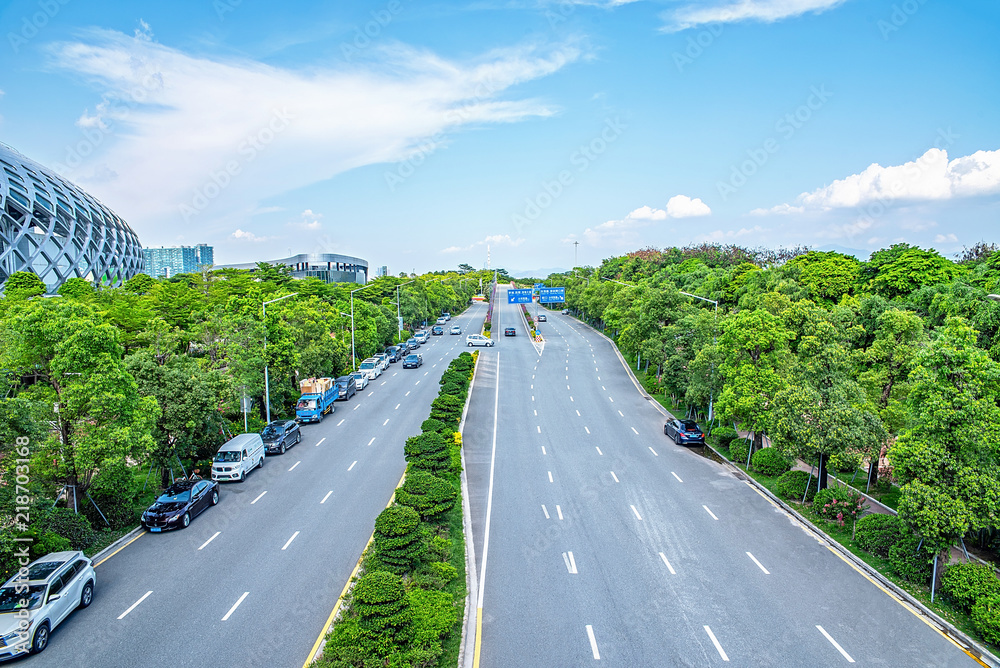 蓝天白云下的深圳城市道路