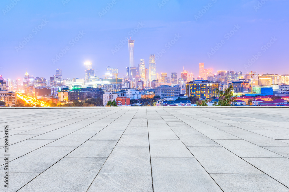 北京夜晚空旷的广场层和现代的城市天际线