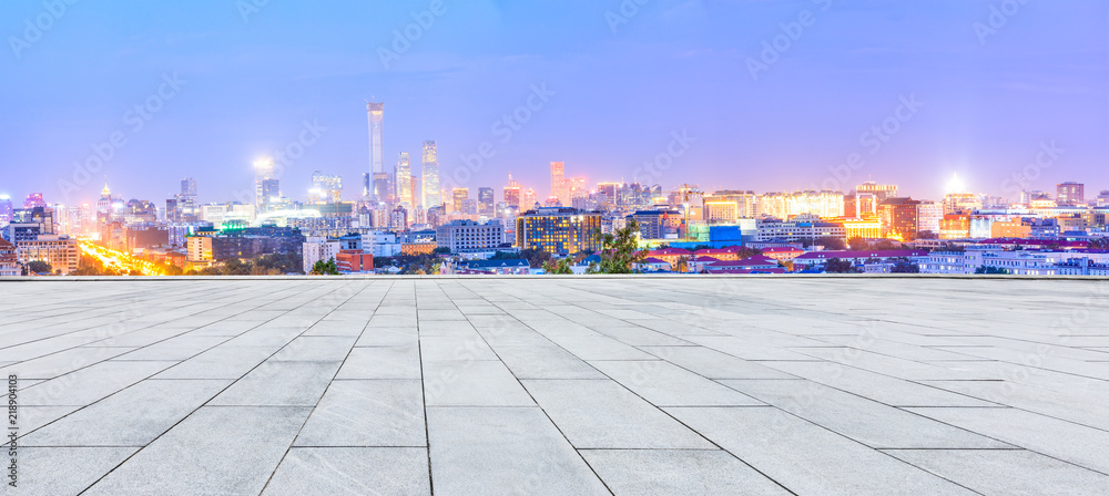 北京夜晚的空旷广场和现代城市天际线