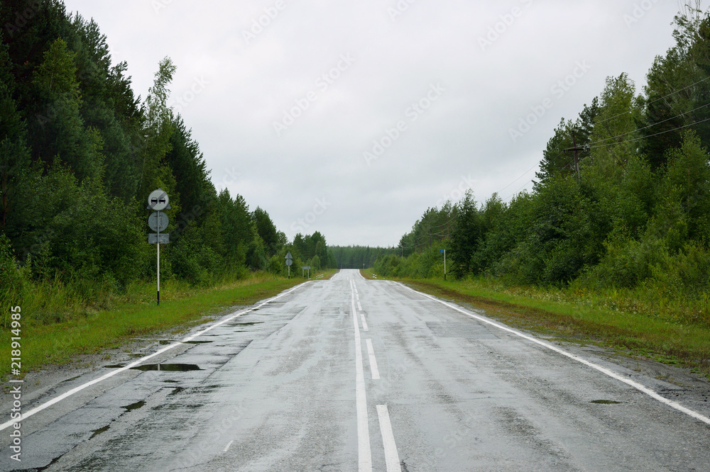 西伯利亚西部和乌拉尔山脉定居点之间的道路。俄罗斯，2018年。