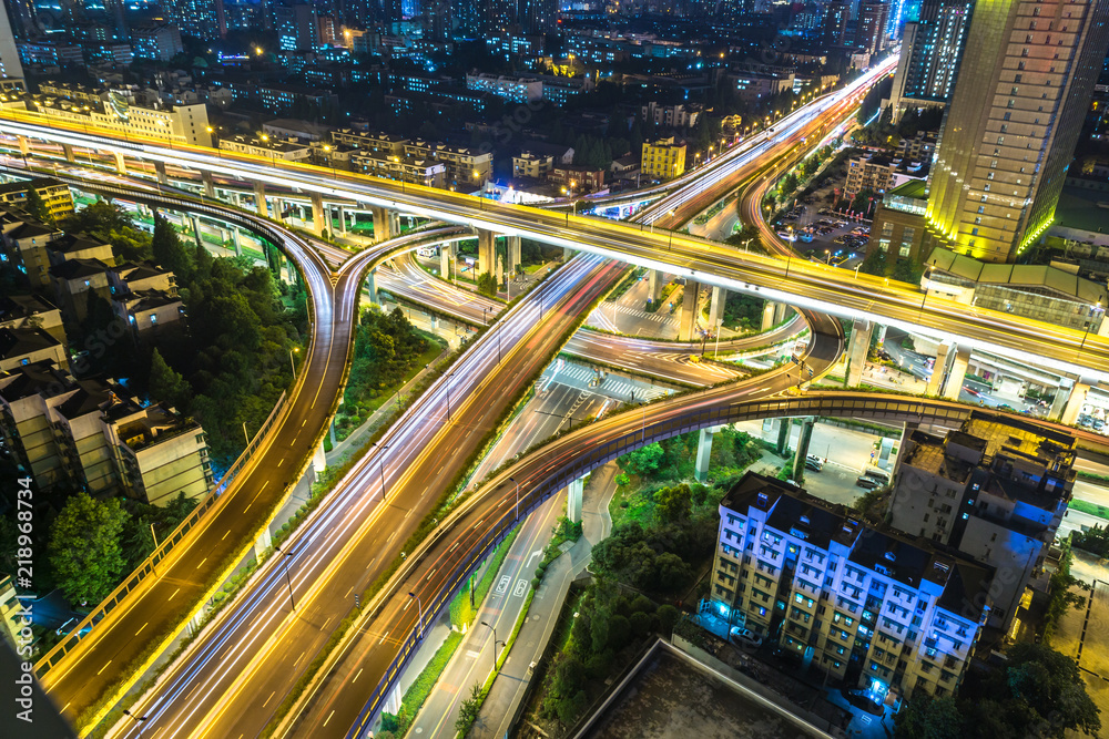 城市天际线的繁忙交通道路