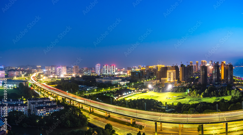 城市天际线繁忙的交通道路