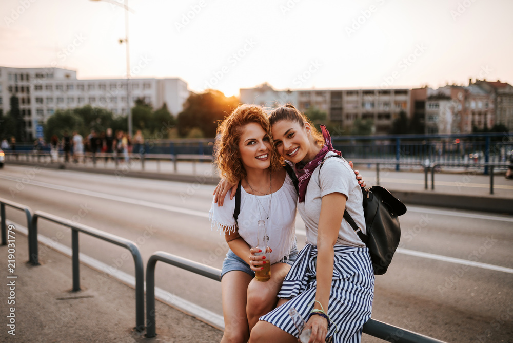 城市里两个美丽年轻女人的肖像。享受夏天。