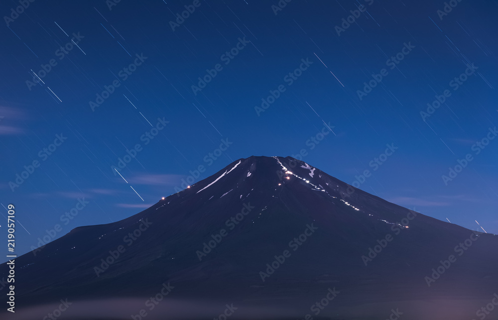 夏日夜晚的富士山