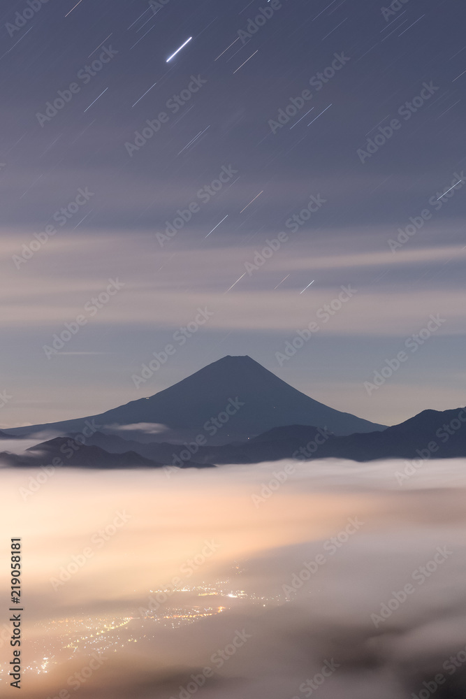 富士山，夏季云海，从Kushigata山看