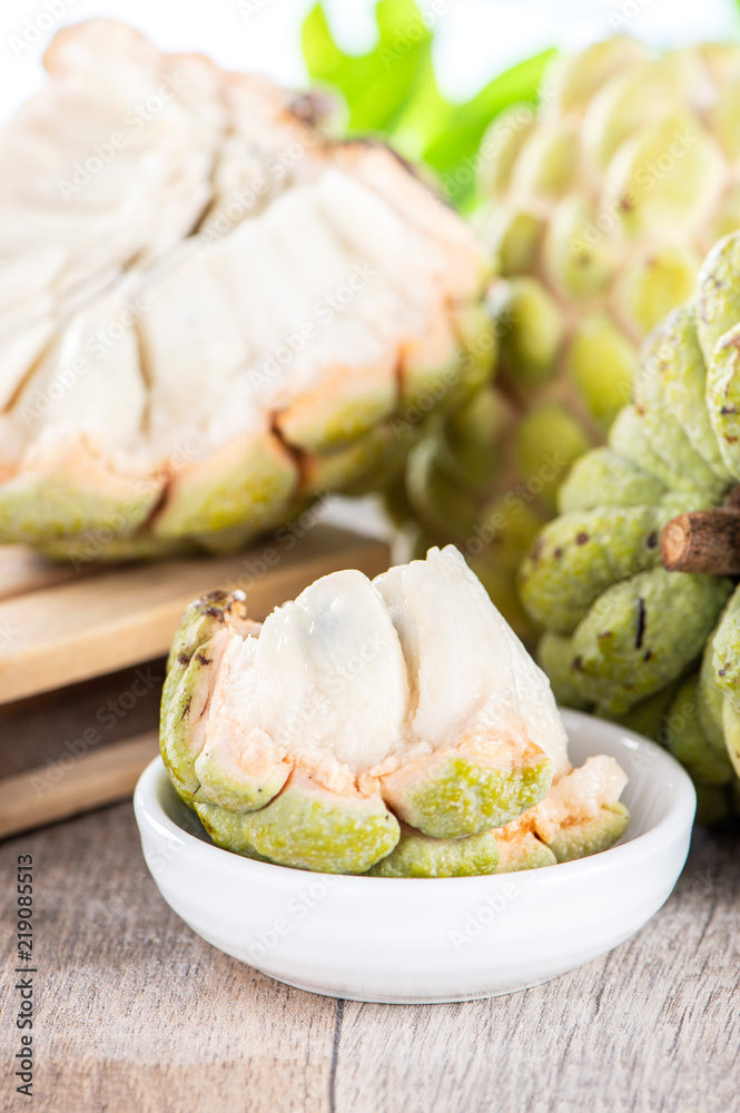 新鲜糖苹果果（Custard apple），木桌背景甜苹果