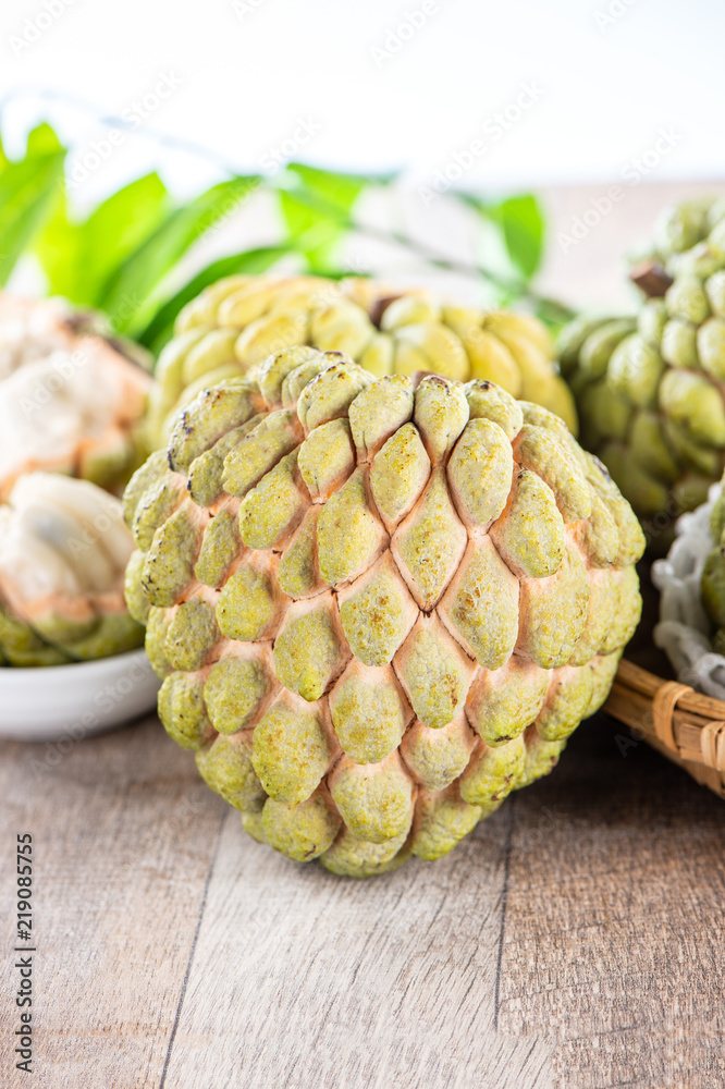 新鲜糖苹果果（Custard apple），木桌背景甜苹果