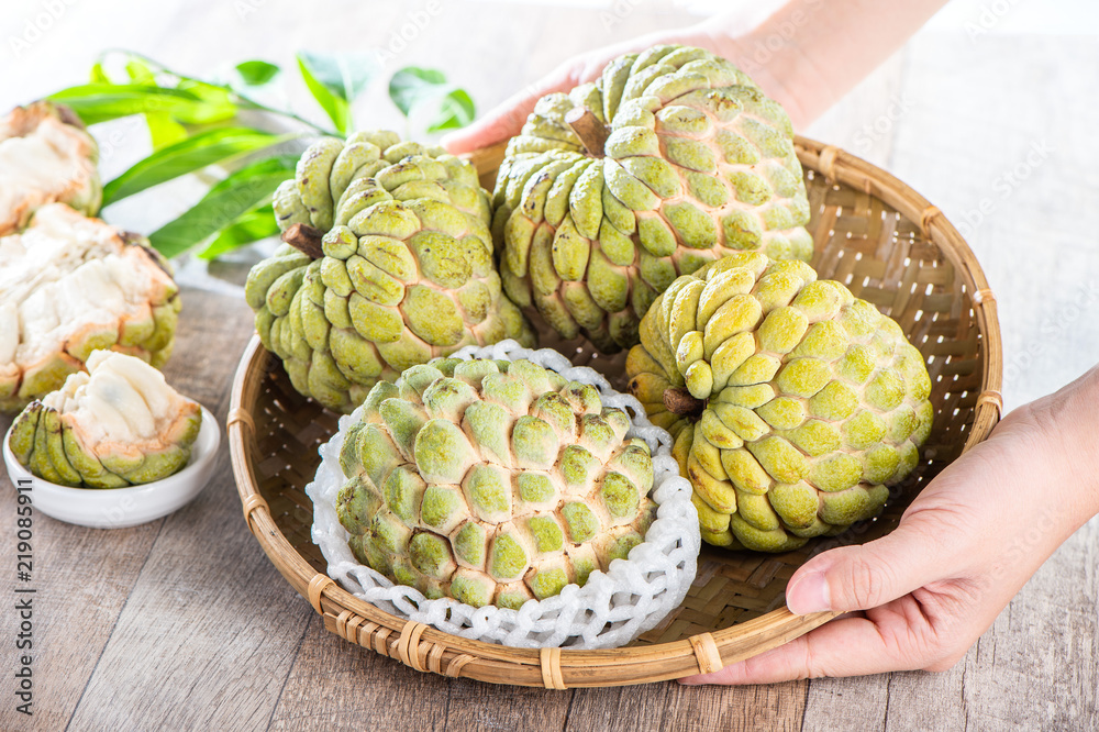 新鲜糖苹果果（Custard apple），木桌背景甜苹果