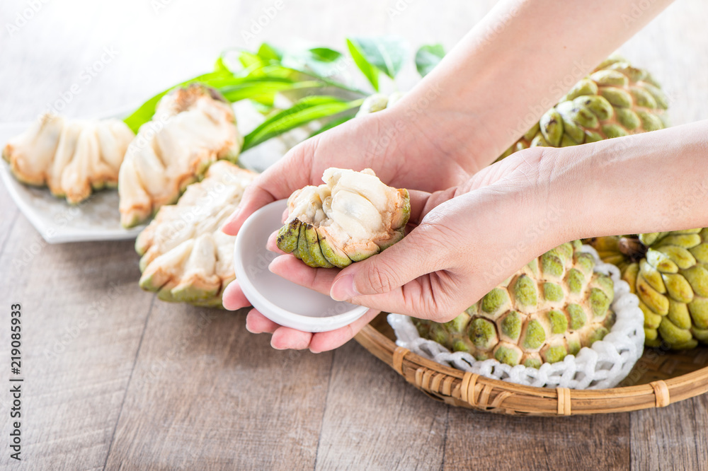 新鲜糖苹果果（Custard apple），木桌背景甜苹果