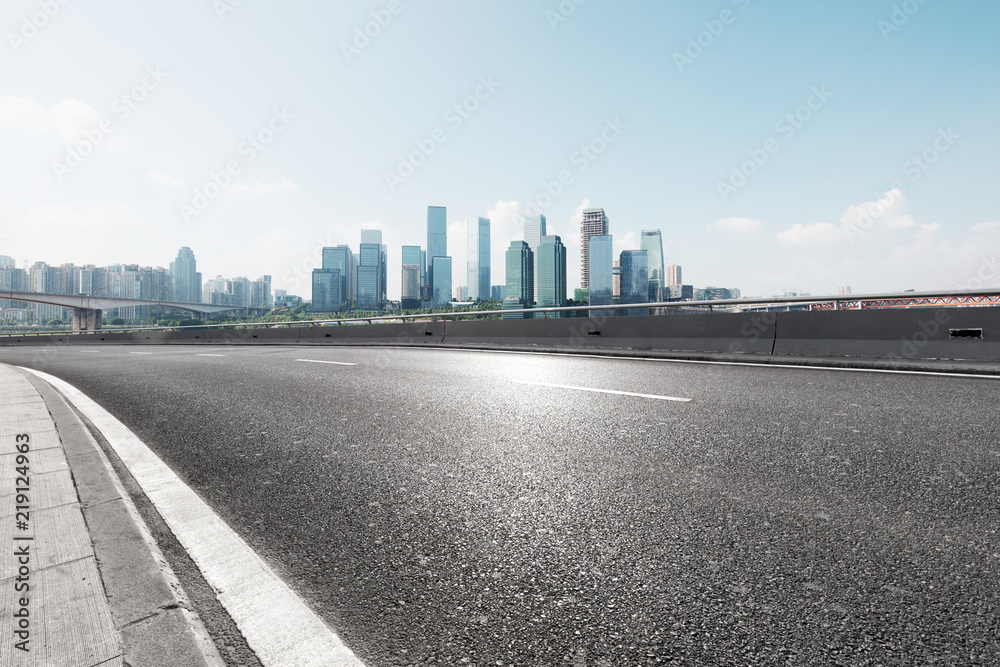 城市天际线的空沥青公路街道