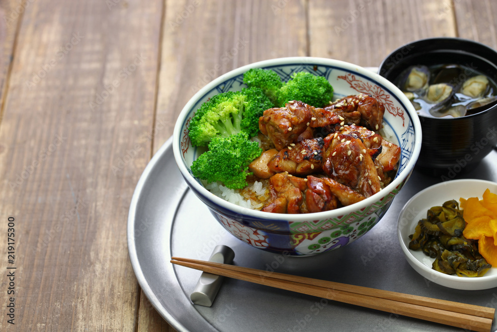 日式烧鸡肉饭碗