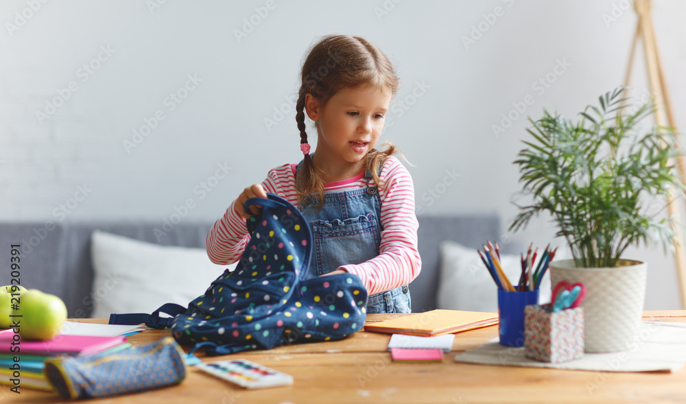 有趣的小女孩在家写作业和读书