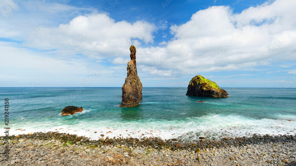 葡萄牙马德拉岛Ribeira da Janela的火山塔小岛