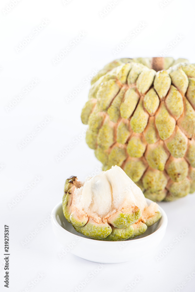 新鲜糖苹果果（Custard apple），白底甜苹果