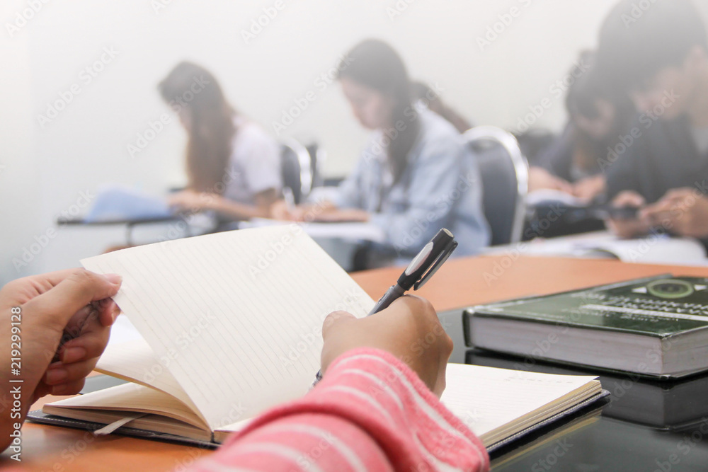 教师在学习或测验、测试和考试期间教授学生和学生背景