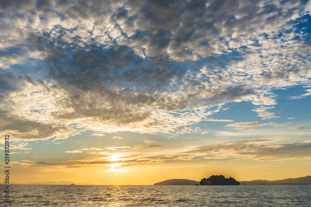 海滩日落海天云黄昏时间