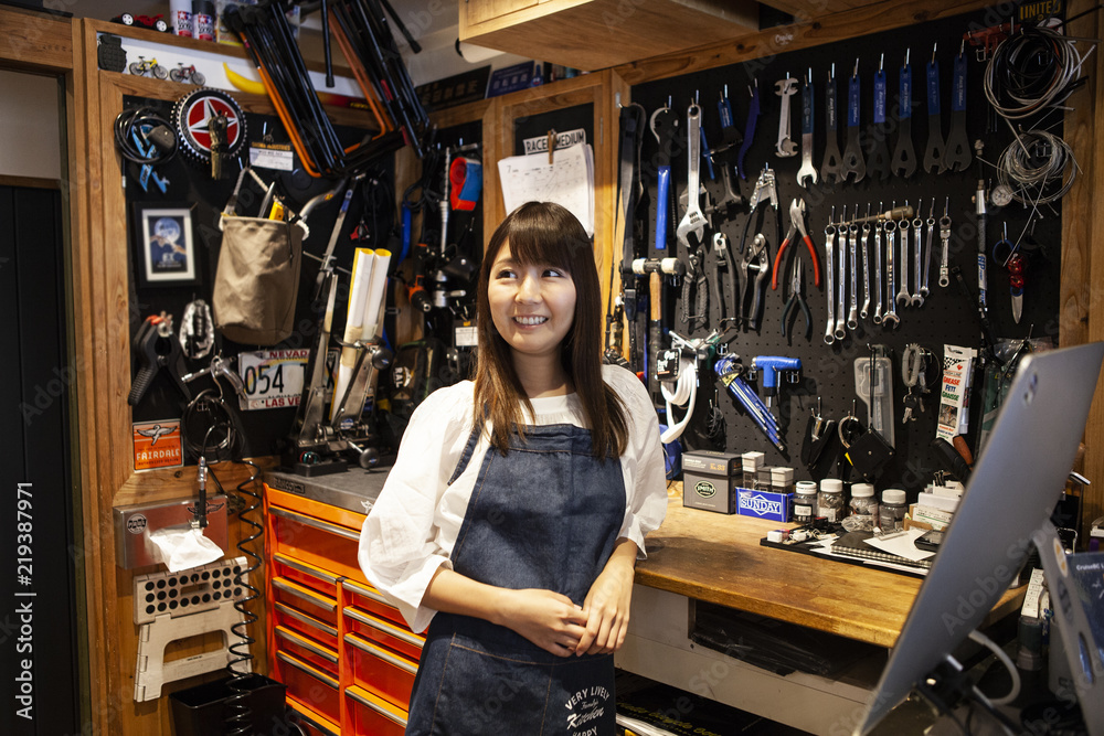 道具部屋で仕事をする女性