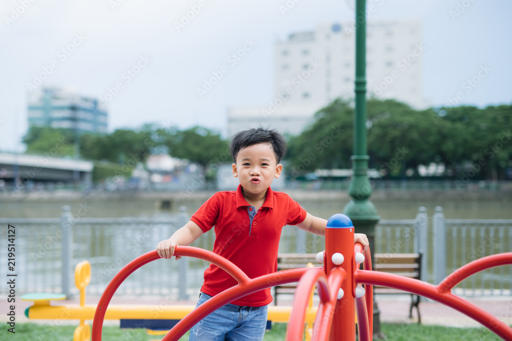 亚洲小男孩骑着秋千兴高采烈